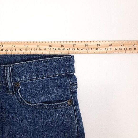 Axcess Women's Size 12 Straight Relaxed Fit Denim Capris MId-Rise Medium Wash - Picture 9 of 11